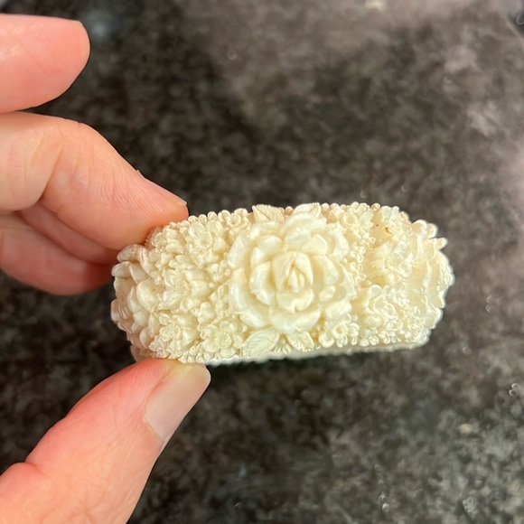 Vintage Estate Off White Carved Retro Floral Cuff Bracelet - Picture 4 of 4